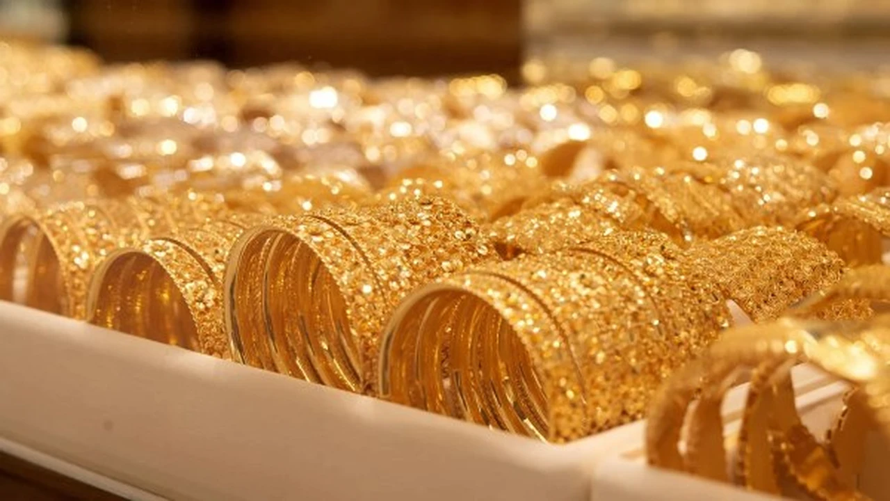 الذهب يربح 30 جنيهًا وعيار 21 يقترب من حاجز 7000 جنيه للجرام